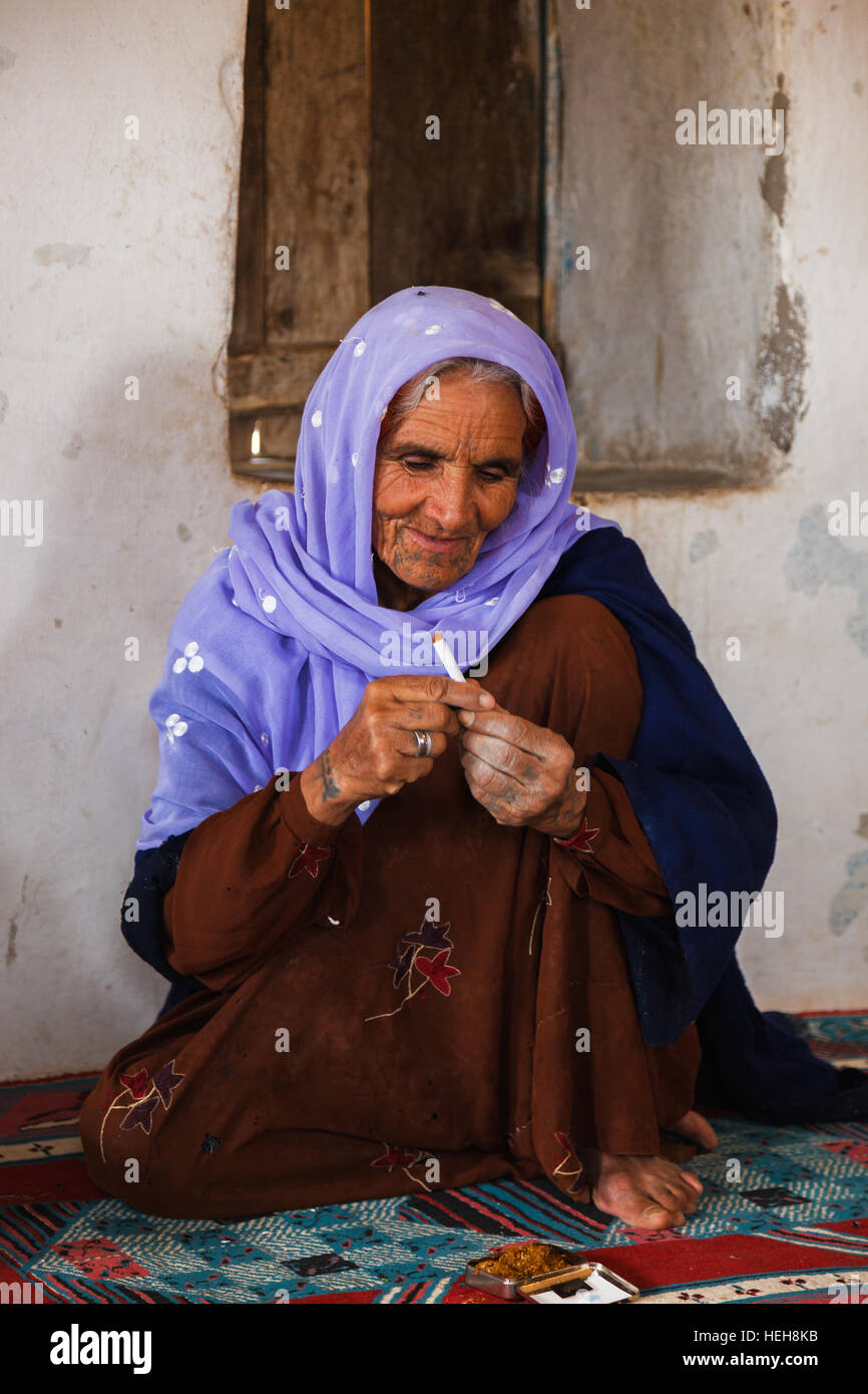 Vieille Femme porte le foulard traditionnel surtout en couleur lily.Cette femme vit dans un village près de la frontière syrienne Banque D'Images