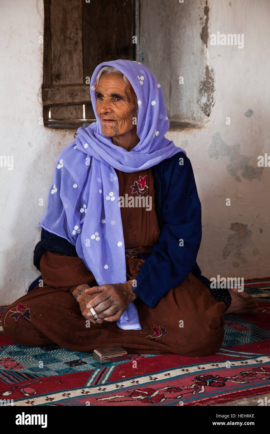 Vieille Femme porte le foulard traditionnel surtout en couleur lily.Cette femme vit dans un village près de la frontière syrienne. Banque D'Images