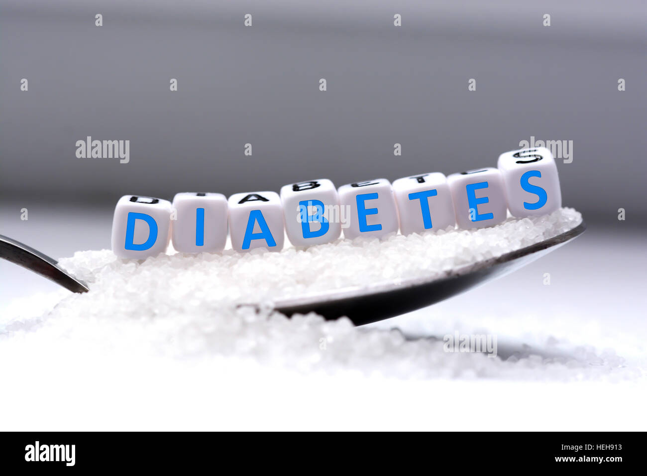 Perles en plastique lettre orthographe "diabète" dans une cuillère pleine  de sucre Photo Stock - Alamy
