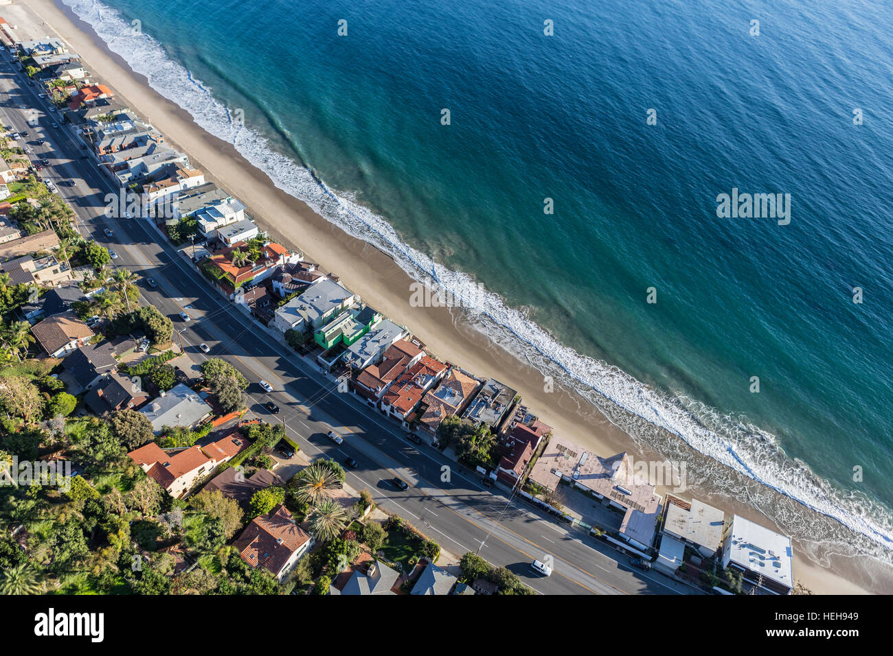 Vue aérienne de beach homes le long de la Pacific Coast Highway à Malibu en Californie. Banque D'Images
