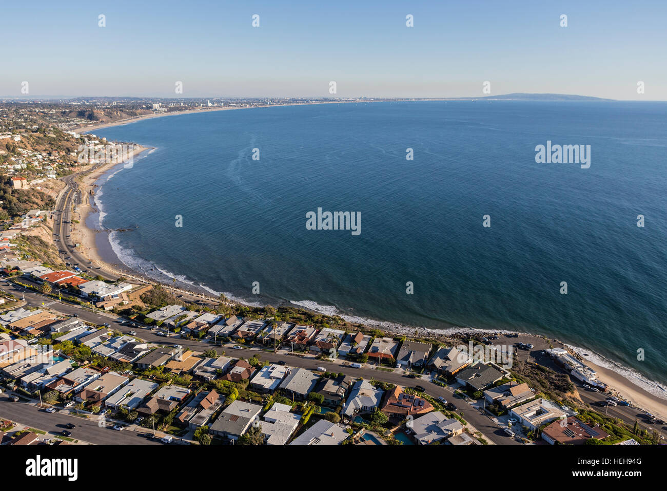 Vue sur l'océan Pacifique surplombant les maisons de la baie de Santa Monica en Californie du Sud. Banque D'Images
