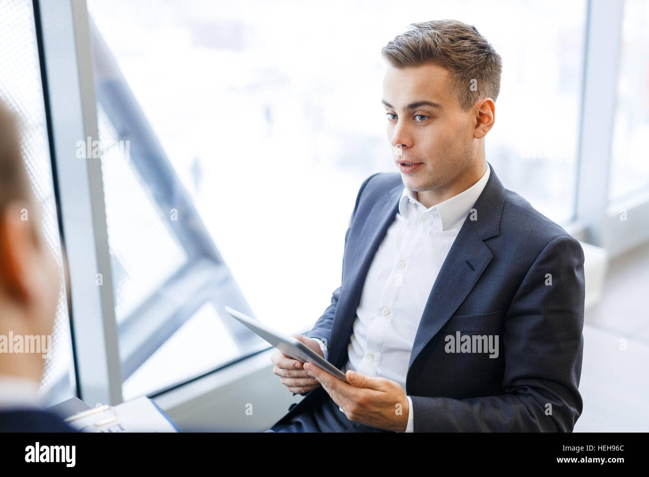 Deux économistes discuter mis à jour des statistiques de ventes Banque D'Images