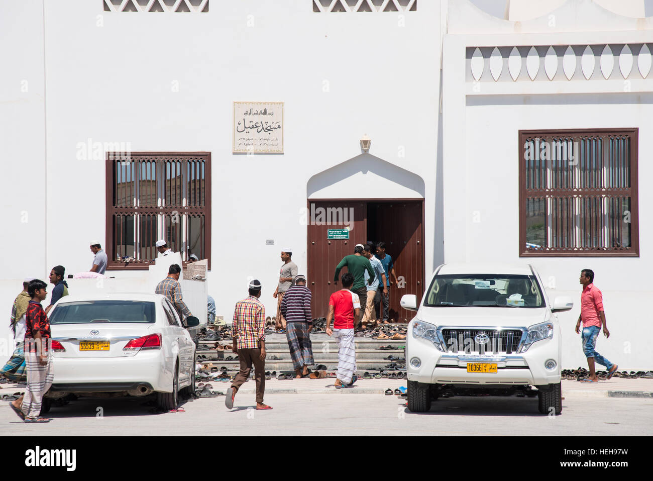 Les hommes entrer dans la mosquée Masjid Aqeel à Salalah, la région de Dhofar Oman pour la prière. Banque D'Images