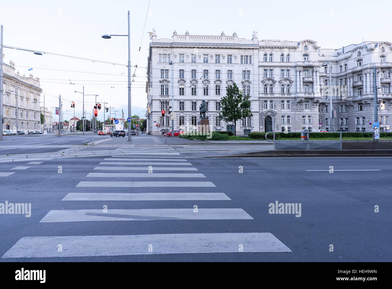 Vienne, Autriche - 16 MAI 2016 : ville rue de karlsplatz au coucher du soleil, à la mémoire des soldats soviétiques Banque D'Images