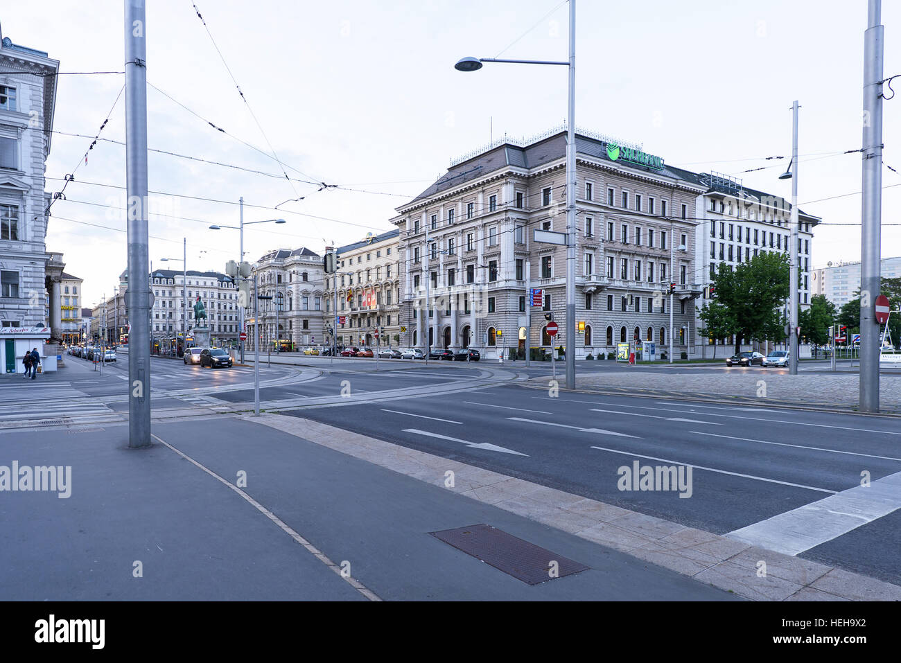 Vienne, Autriche - 16 MAI 2016 : ville rue de karlsplatz au coucher du soleil, la Sberbank et bâtiment universel Banque D'Images