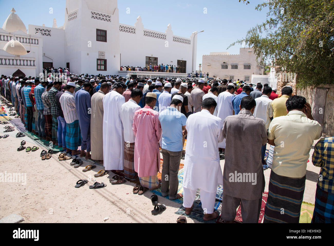 Les hommes se sont réunis pour la prière du vendredi à l'extérieur de la mosquée Masjid Aqeel à Salalah, la région de Dhofar Oman. Banque D'Images