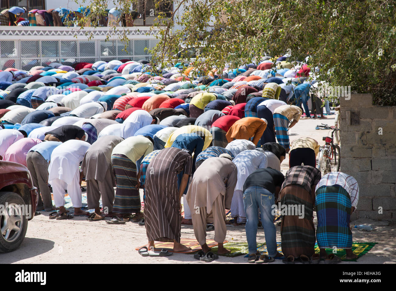 Les hommes se sont réunis pour la prière du vendredi à l'extérieur de la mosquée Masjid Aqeel à Salalah, Oman. Banque D'Images