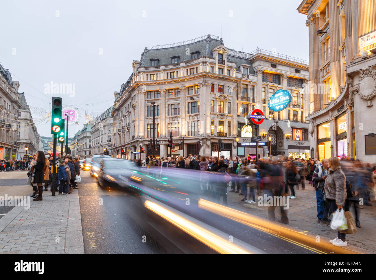 Oxford Circus, Londres - occupé avec les acheteurs de Noël. À Londres, en Angleterre. Banque D'Images