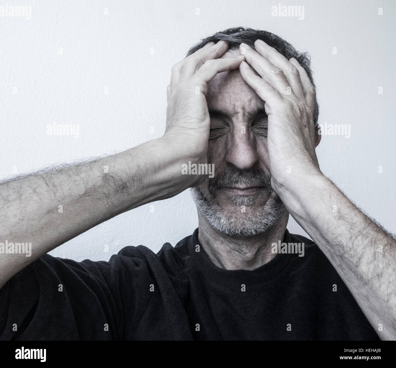 Homme mûr dans la cinquantaine tenait la tête : la dépression, la santé mentale, l'Anxiété...notion de droit Banque D'Images