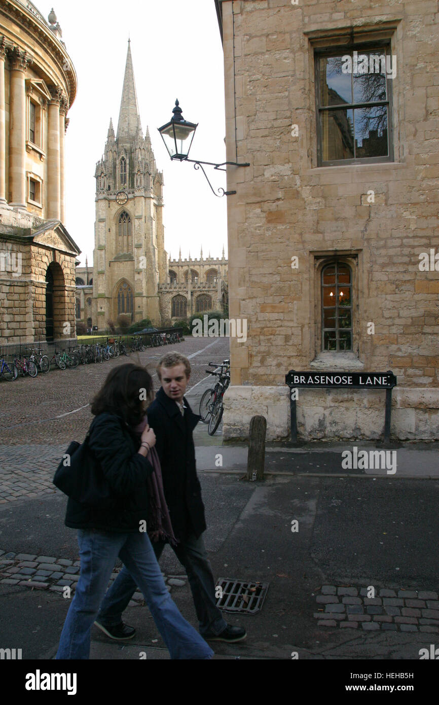 Oxford, Angleterre, la plupart des étudiants se déplacer en vélo ou à pied à Oxford. Gauche est la Radcliffe Camera, centre St. Mary's Chrurch et droit Brasenose Lane. Banque D'Images