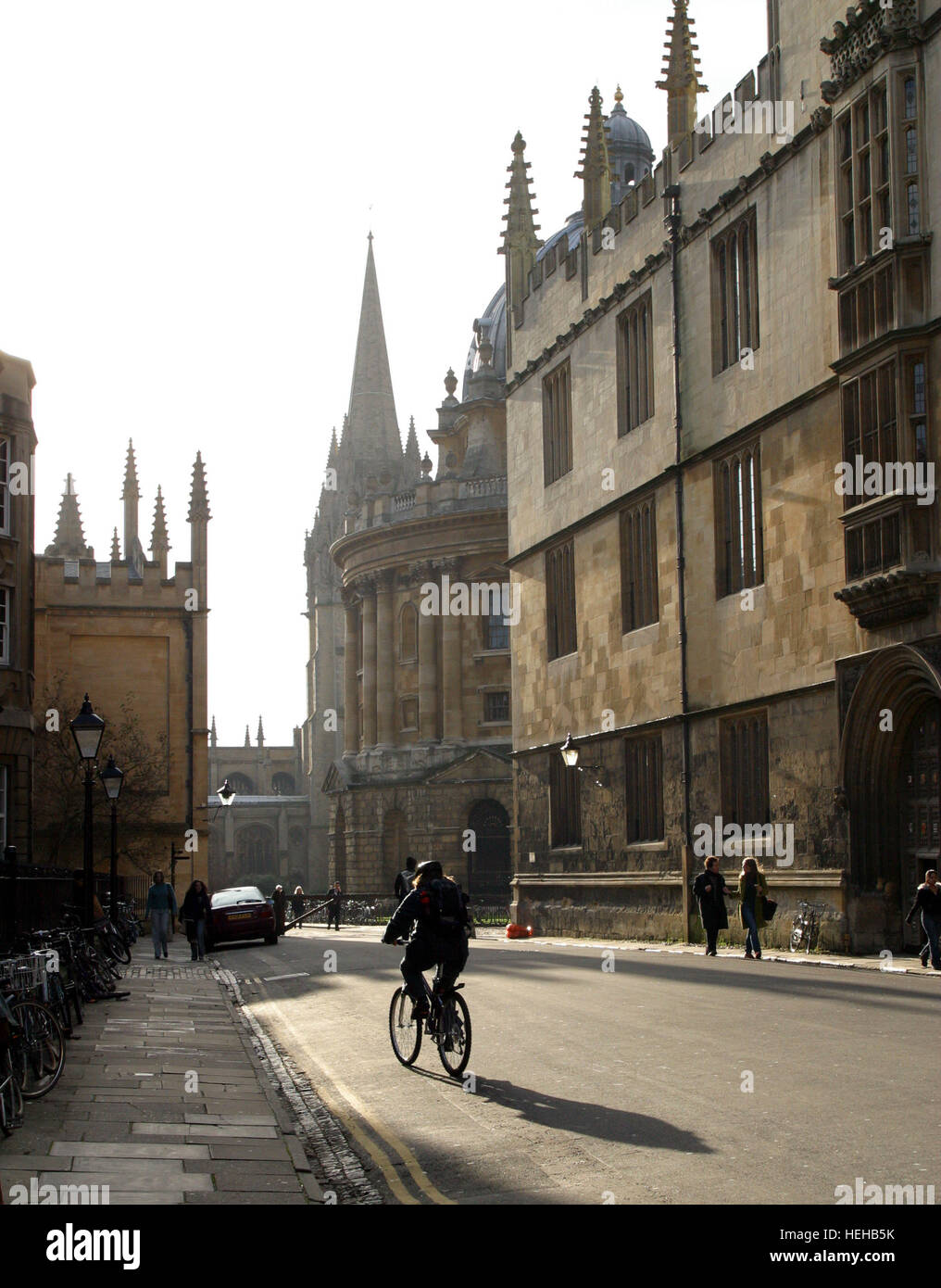 OXFORD en Angleterre. La plupart des étudiants de l'Université d'Oxford se déplacer à bicyclette - à l'arrière-plan de gauche à droite, de l'All Souls College, Université église Sainte Marie la Vierge, Radcliffe Camera et Bodleian Library, Banque D'Images