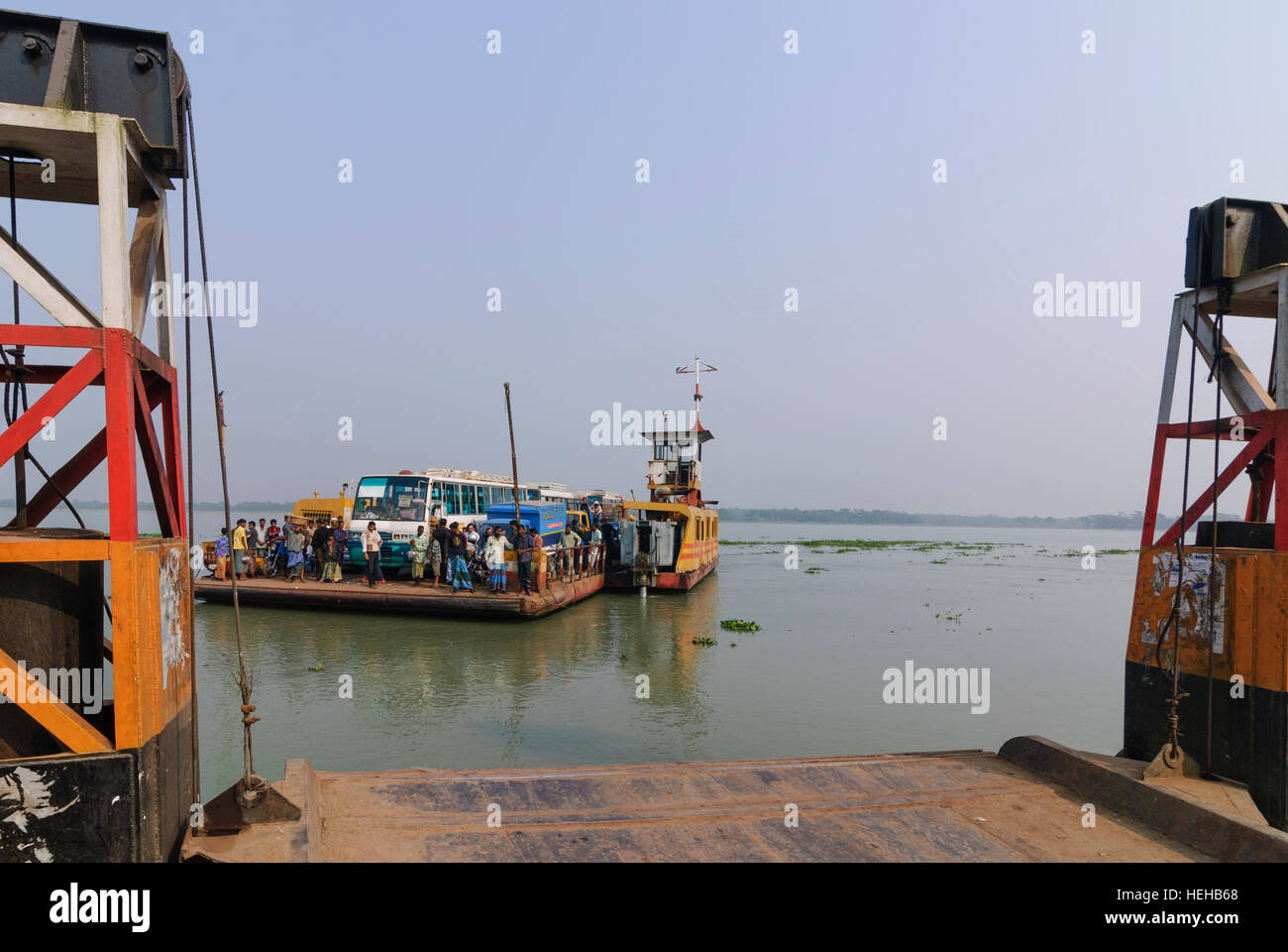 Kaukhali : Ferry bateau sur la rivière Swarupkati, division de Barisal, Bangladesh Banque D'Images