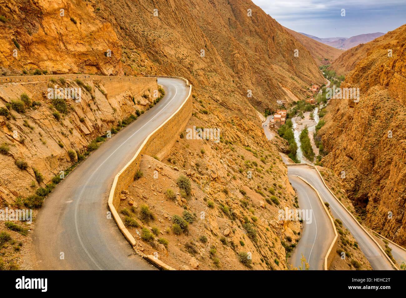 Chemin au-dessus du canyon Gorges du Dadès au Maroc. Banque D'Images