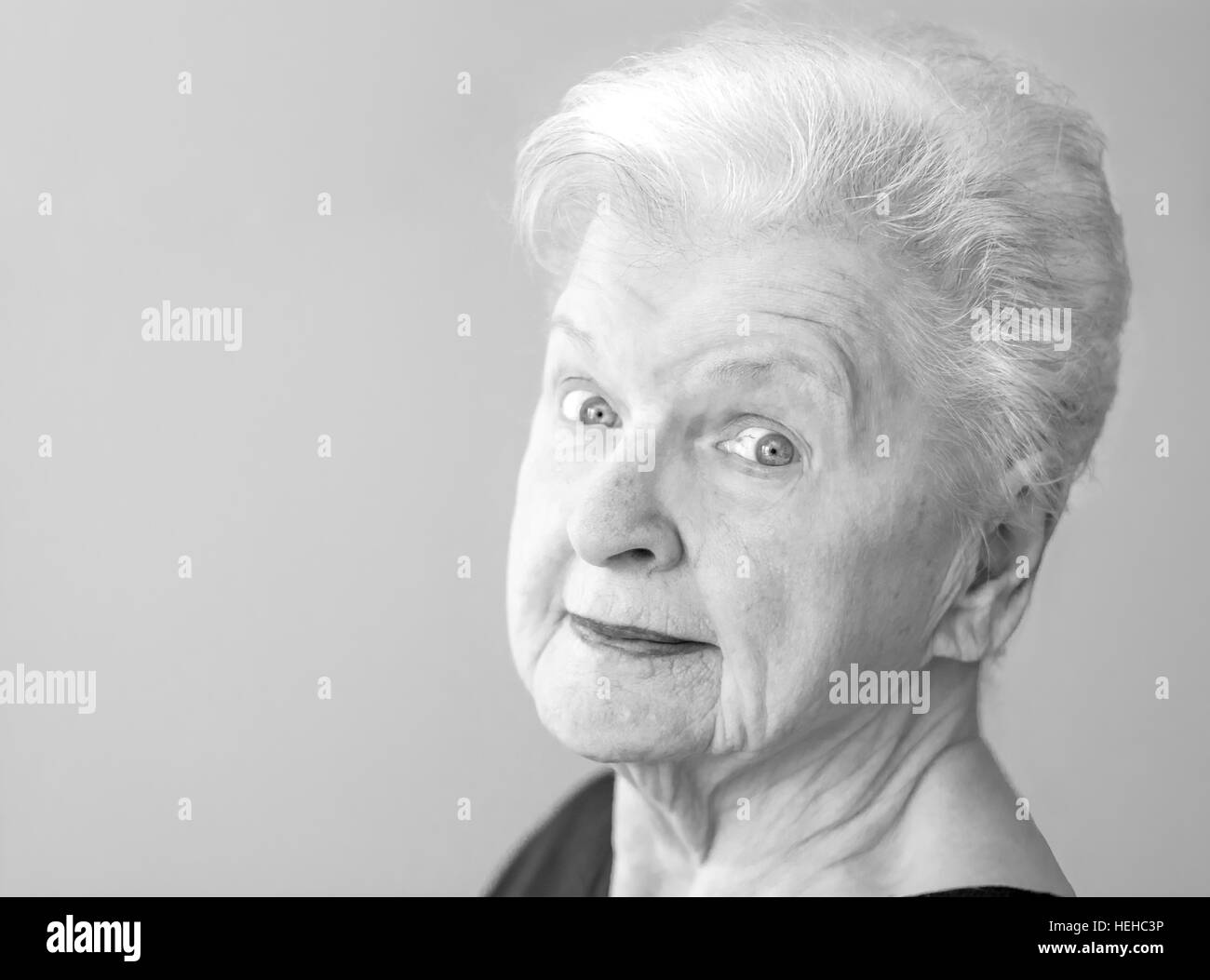 Une femme plus âgée à la surprise Banque D'Images