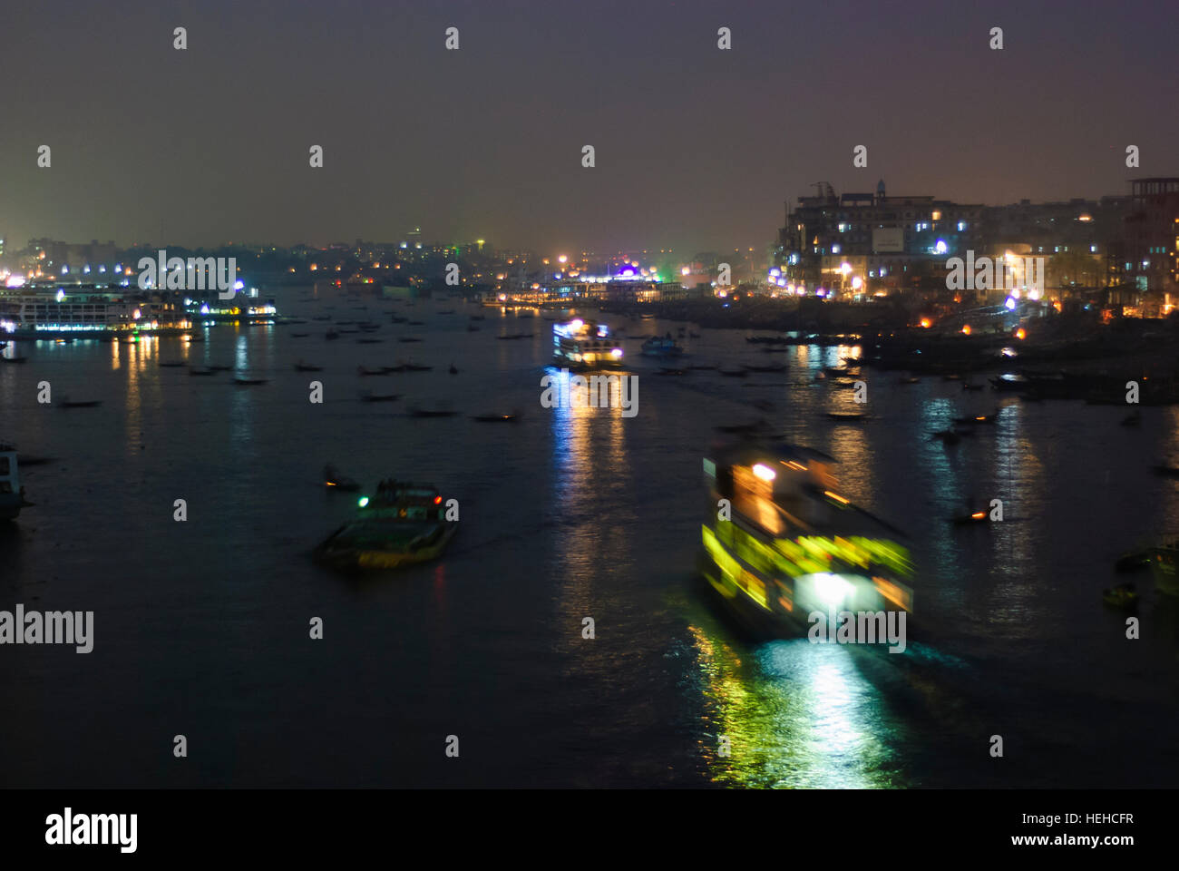 Dhaka : rivière Buriganga avec des navires, la Division de Dhaka, Bangladesh Banque D'Images