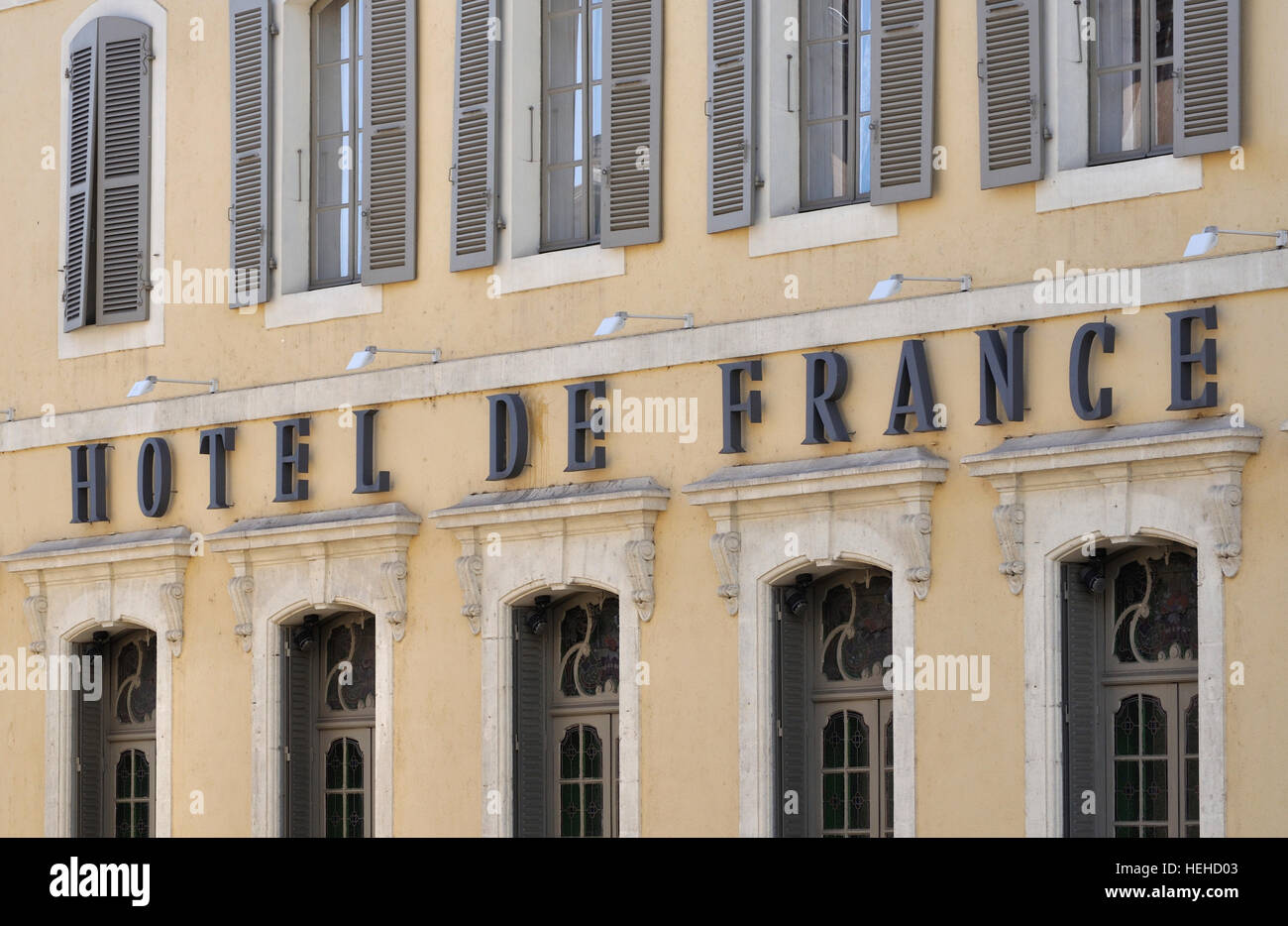 Façade de l'Hôtel de France à la place de la libération, Auch, France. Banque D'Images