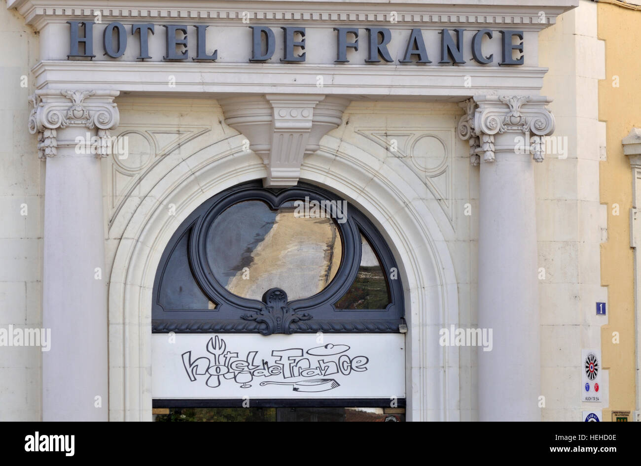 Signe au-dessus de l'entrée de l'Hôtel de France à la place de la libération, Auch, France. Banque D'Images