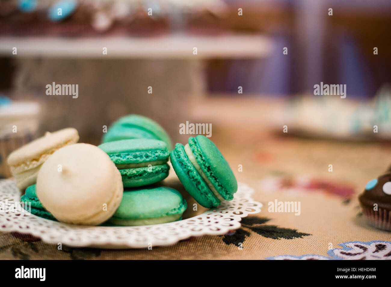 Cupcakes et macarons blanc vert sur le plat Banque D'Images