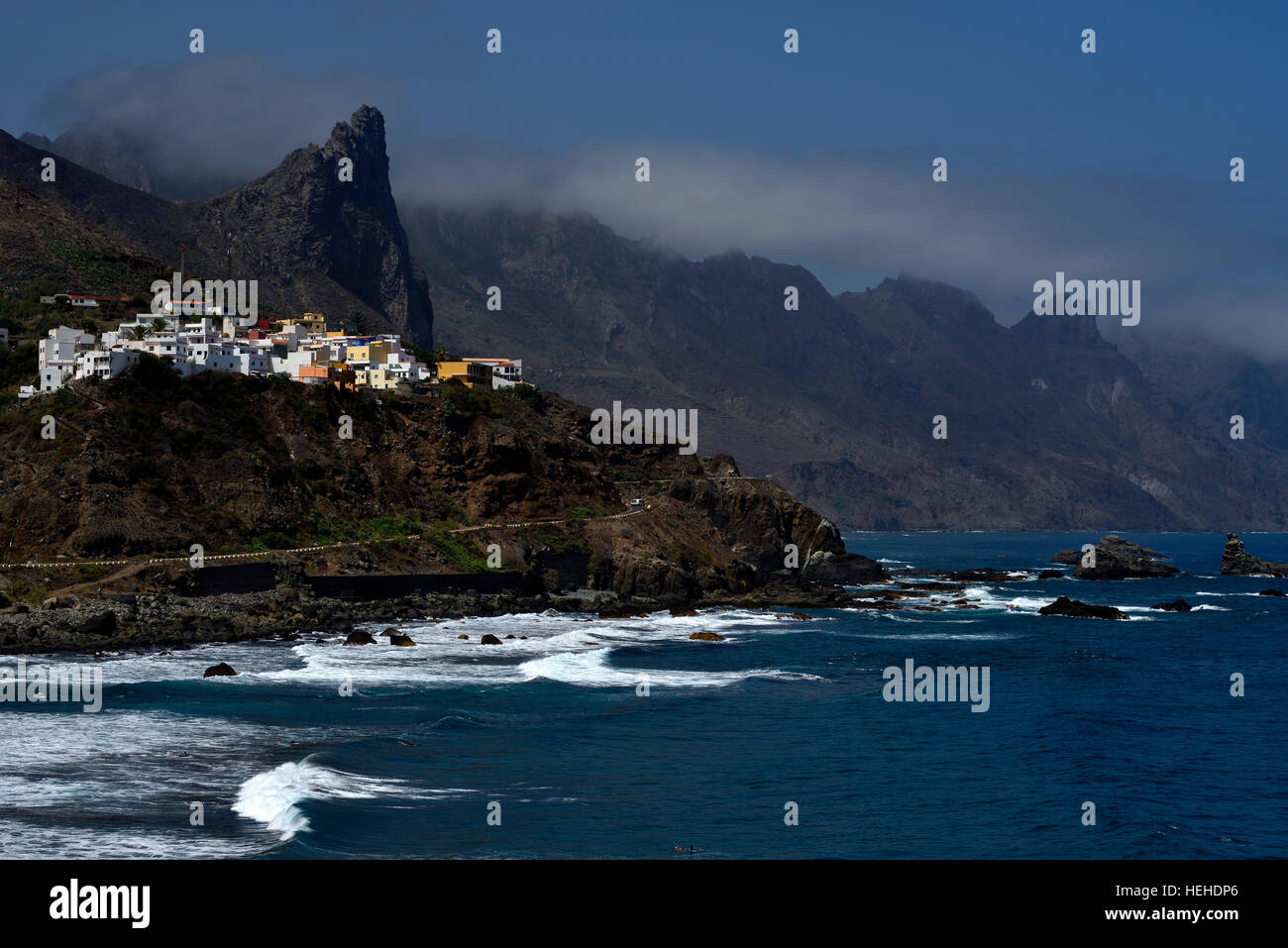 L'almaciga, village sur la falaise sur la mer, les montagnes d'Anaga, Tenerife, Canaries, Espagne Banque D'Images