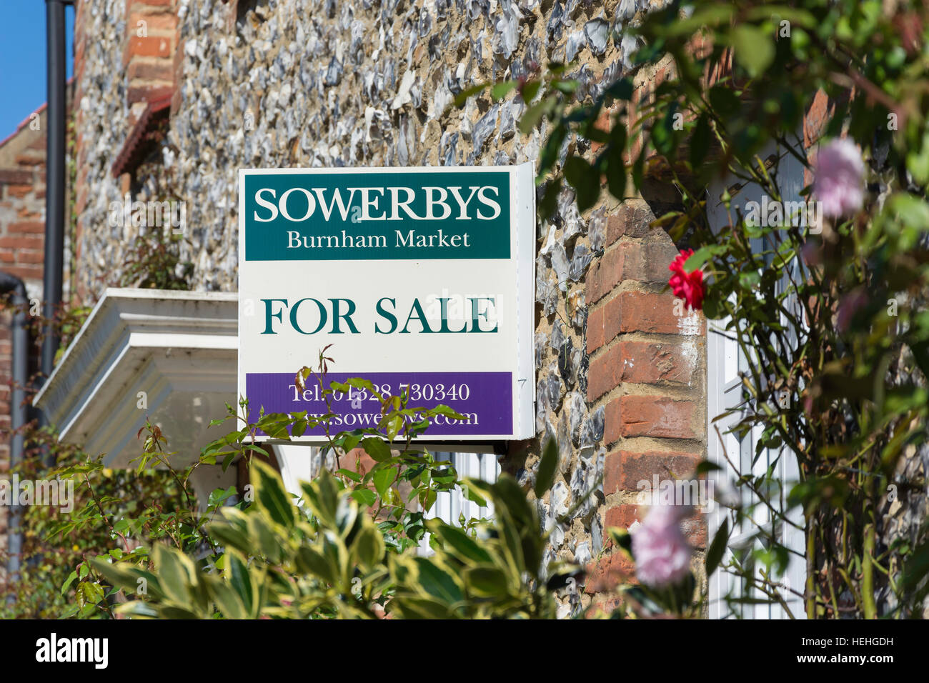 Maison à vendre signe, le Livre vert, Place du marché, Burnham Market, Norfolk, Angleterre, Royaume-Uni Banque D'Images