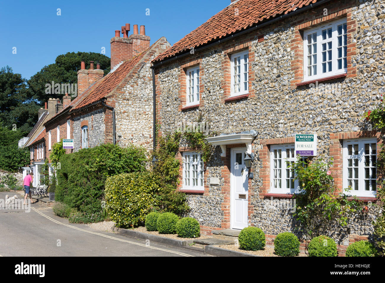 Rangée de cottages période sur le Livre vert, Place du marché, Burnham Market, Norfolk, Angleterre, Royaume-Uni Banque D'Images