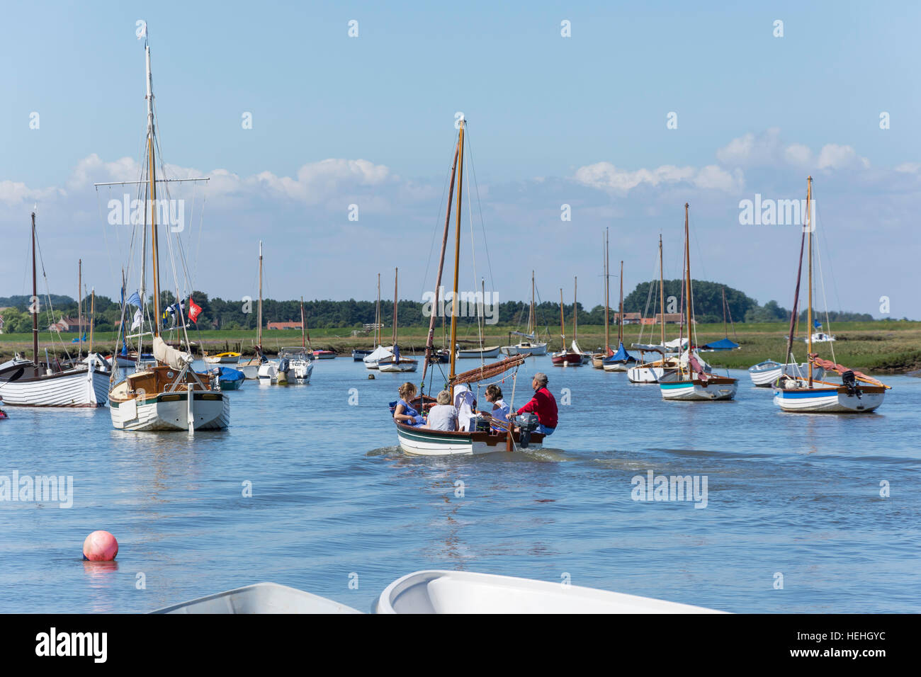 Bateaux à voile traditionnel sur la rivière brûler du quai, Burnham Overy Staithe, Norfolk, Angleterre, Royaume-Uni Banque D'Images