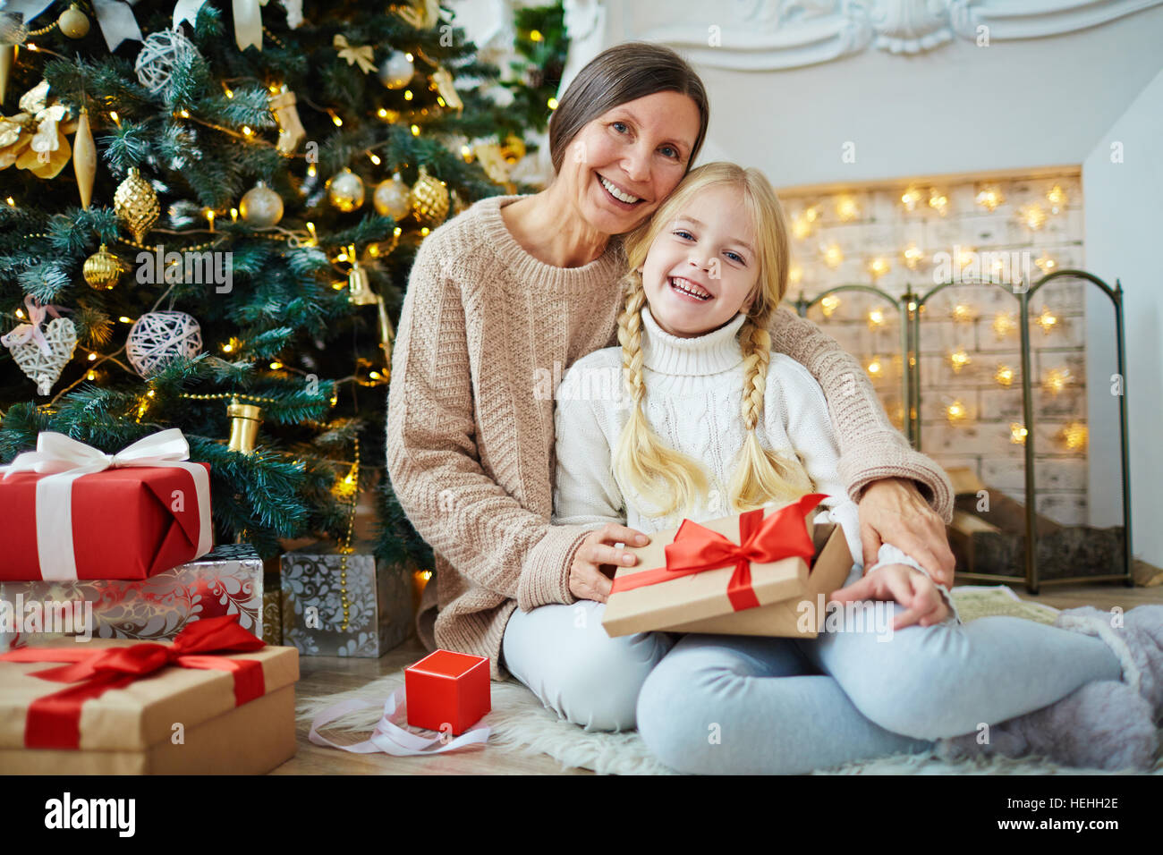 Heureux grand-mère et petite-fille du déballage des cadeaux de Noël Banque D'Images