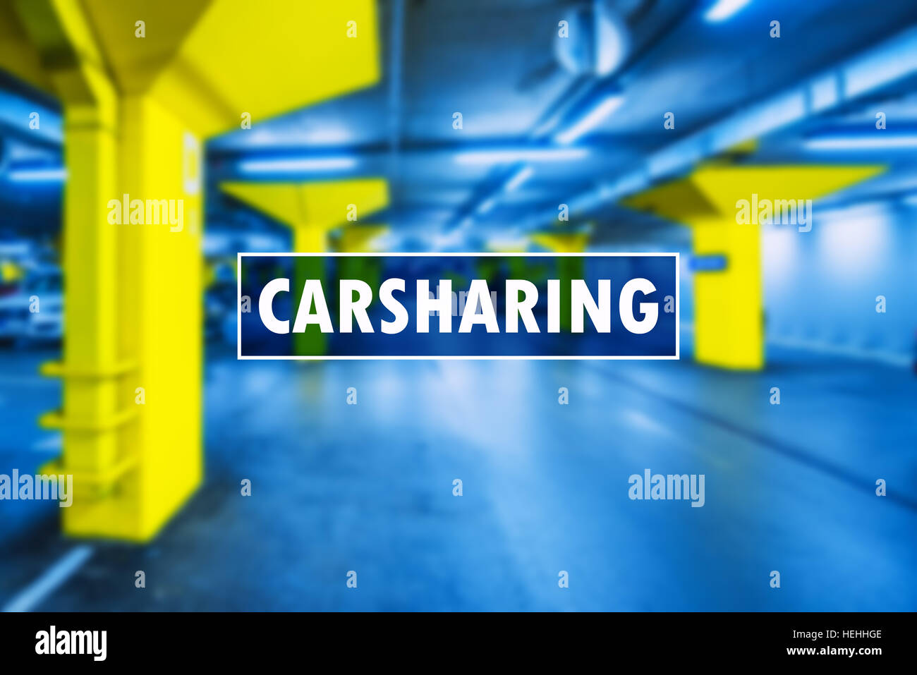 Le covoiturage ou l'autopartage concept pour le modèle de location de voitures pour de courtes périodes de temps, parking garage souterrain de flou en arrière-plan Banque D'Images