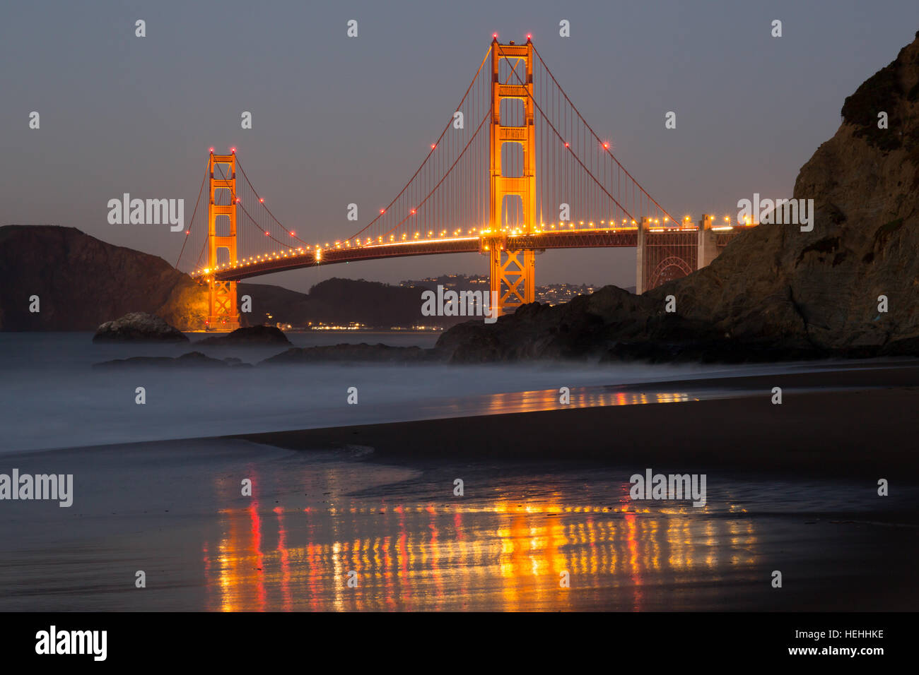 Le Golden Gate Bridge et Baker Beach Reflections Banque D'Images