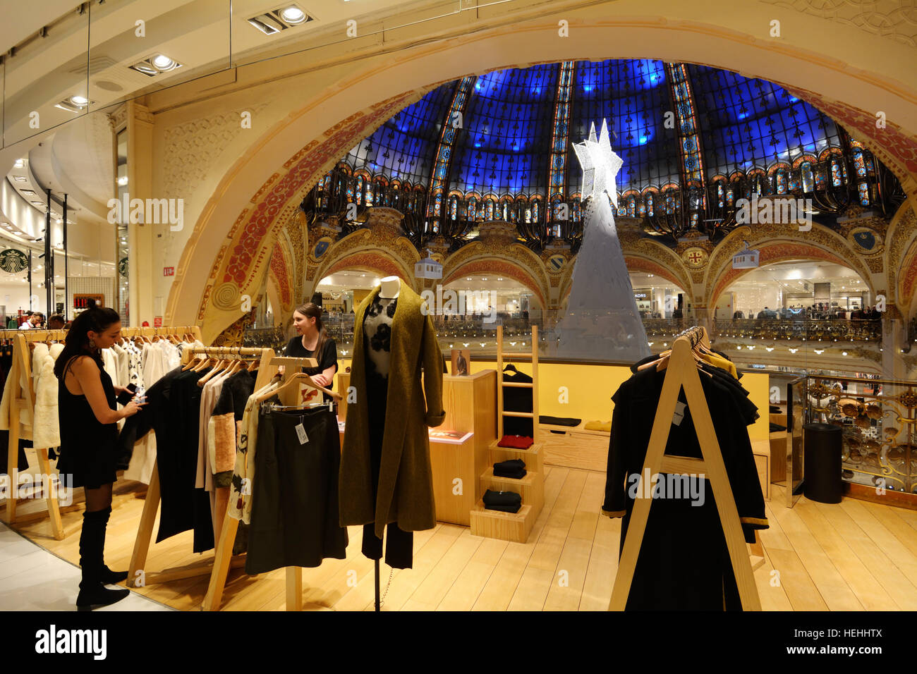 France, Paris, Galeries Lafayette sur le Boulevard Haussmann, intérieur  avec décoration de Noël, boutique de vêtements, femme shopper Photo Stock -  Alamy