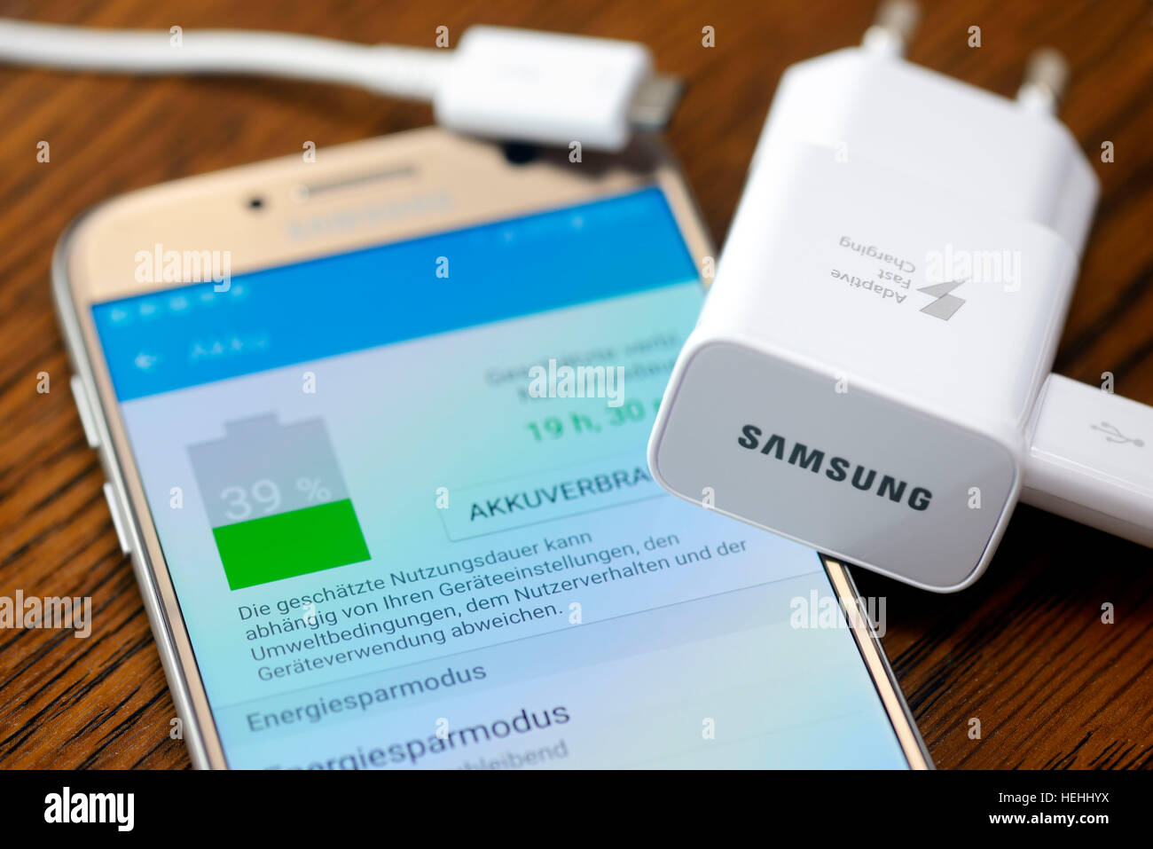Smartphone Samsung Galaxy mit Ladegeraet Akkustandsanzeige Symbolfoto, und fuer defekte Akkus beim Galaxy Note 7 Banque D'Images