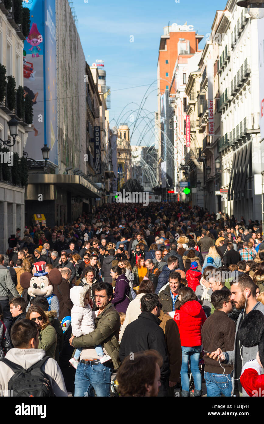 Les foules de Noël sur la Calle Preciados, Peurte Del Sol, à Madrid. L'Espagne. Banque D'Images