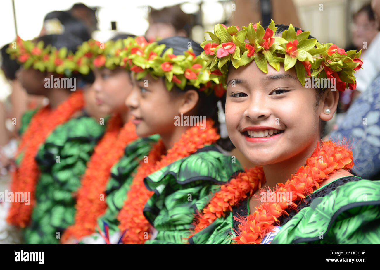 Les jeunes filles en costume traditionnel hawaïen dress se préparer pour passer des leis floraux aux anciens combattants de la Seconde Guerre mondiale en arrivant à l'Aéroport International d'Honolulu à participer à des événements de commémoration pour honorer le 75e anniversaire de l'attaque de Pearl Harbor le 3 décembre 2016 à Honolulu, Hawaï. Banque D'Images