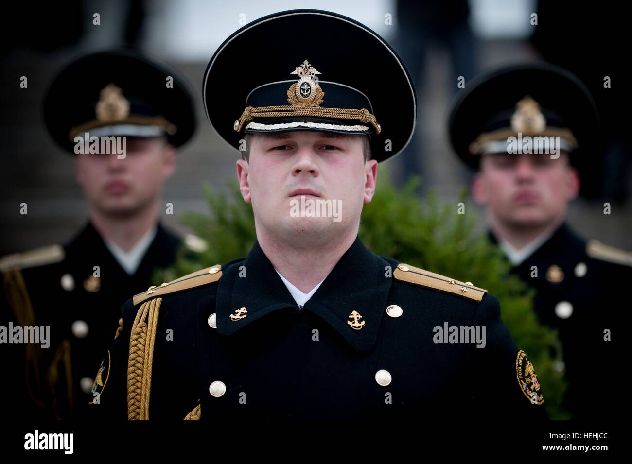 La garde d'honneur de la marine russe est à l'attention tout en se félicitant de chefs d'état-major des Etats-Unis Président Mike Mullen, au Cimetière commémoratif de Piskarevskoye 6 mai 2011 à Saint-Pétersbourg, en Russie. Banque D'Images