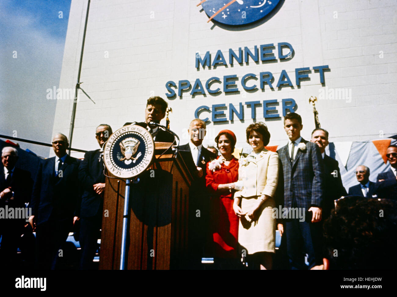 Le président américain John F. Kennedy de la NASA rend hommage à l'astronaute John Glenn après la première orbitale habitée historique Mercury-Atlas 6 vol à la base aérienne de Cap Canaveral Hangar S 23 février 1962 à Cape Canaveral, en Floride. Banque D'Images