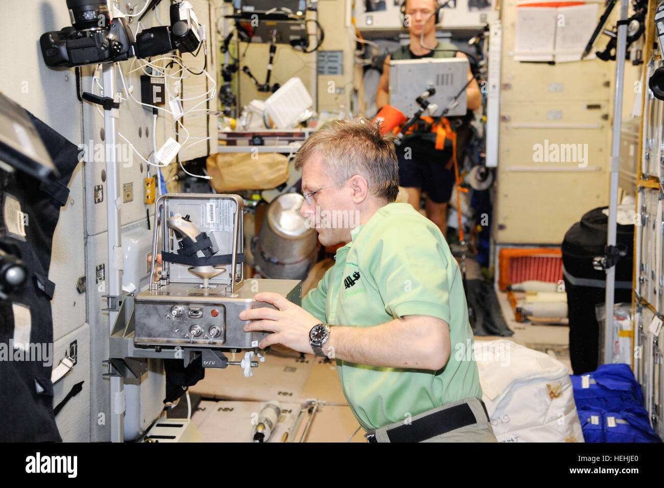 Expédition de la NASA 49-50 premier membre d'équipage du cosmonaute russe Andrey Borisenko travaille à l'intérieur de la Station spatiale internationale module de service Zvezda, 28 novembre 2016 dans l'orbite de la Terre. Banque D'Images