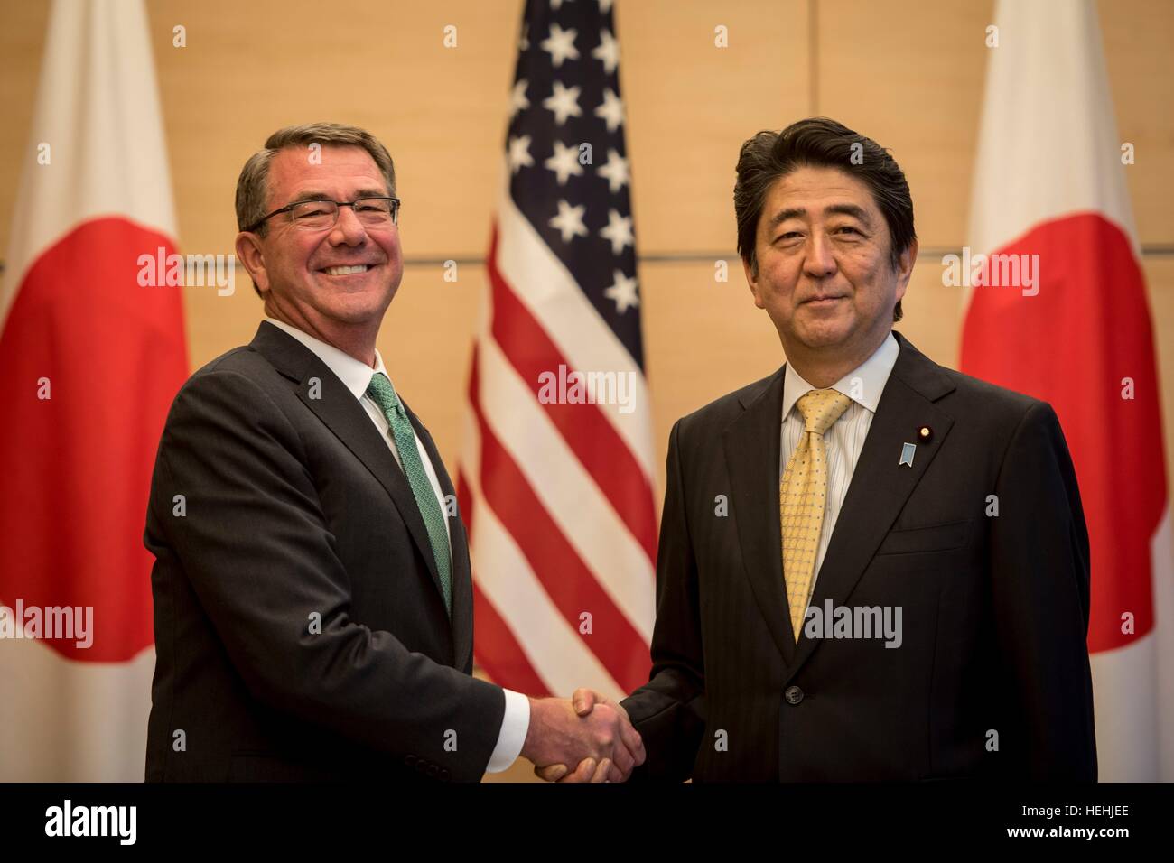 Le secrétaire américain à la défense, Ashton Carter rencontre le Premier ministre japonais Shinzo Abe, le 6 décembre 2016 à Tokyo, Japon. Banque D'Images