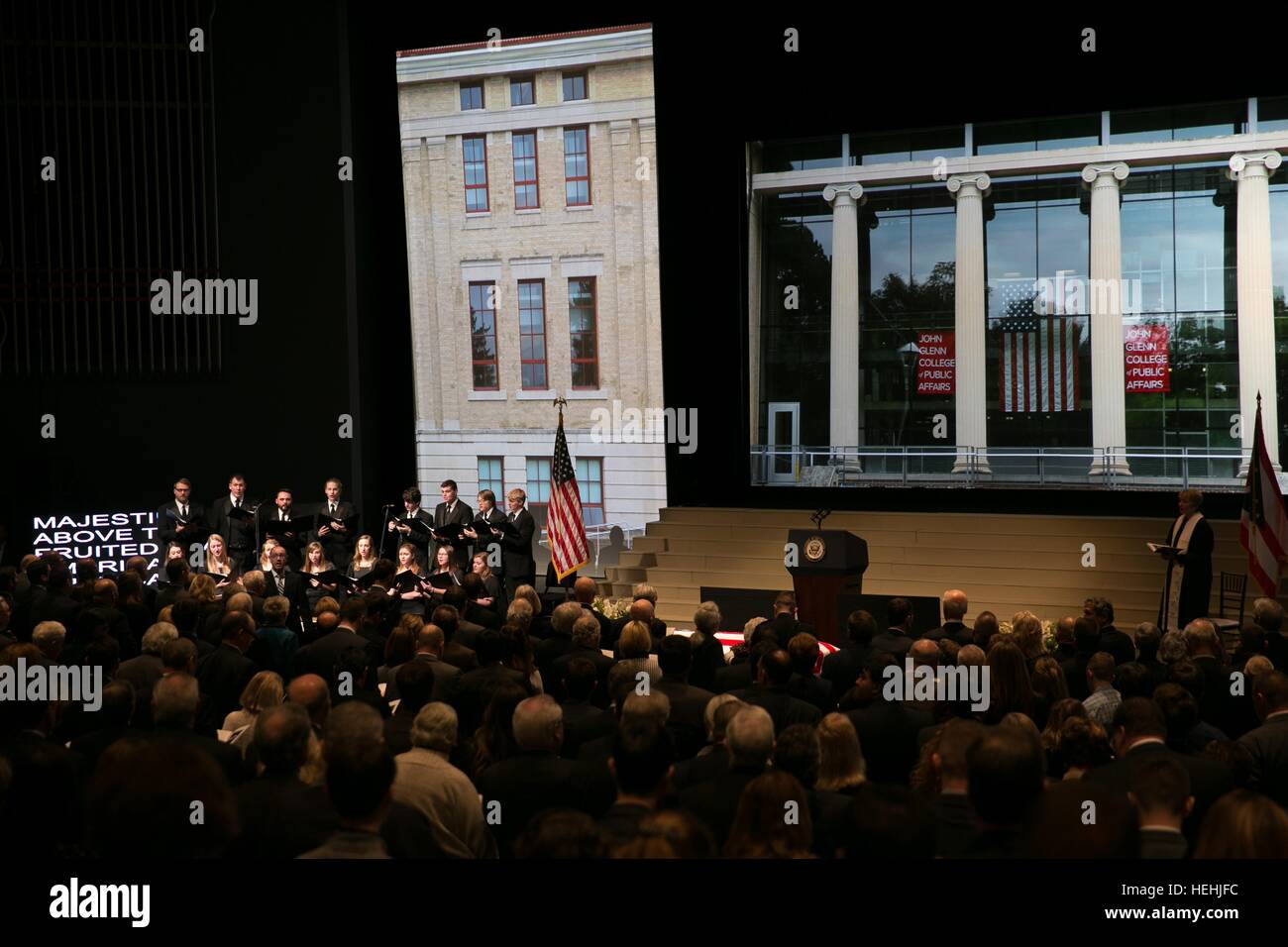 L'Université Muskingum Chamber Singers et le pianiste Dixie Lee Hayes Heck effectuer au cours d'une célébration commémorative de la vie de l'ancien astronaute de la NASA et le sénateur américain John Glenn à l'Ohio State University Auditorium Mershon 17 décembre 2016 à Columbus, Ohio. Banque D'Images