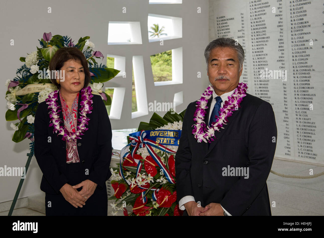 Hawaiian Gouverneur David et sa femme Ige Ige Aube honneur tombé pendant la Seconde Guerre mondiale aux États-Unis à partir de l'attaque de Pearl Harbor pendant un hommage floral à bord du USS Arizona Memorial à l'issue de la Commémoration du 75e anniversaire le 7 décembre 2016 à Pearl Harbor, Hawaii. Banque D'Images