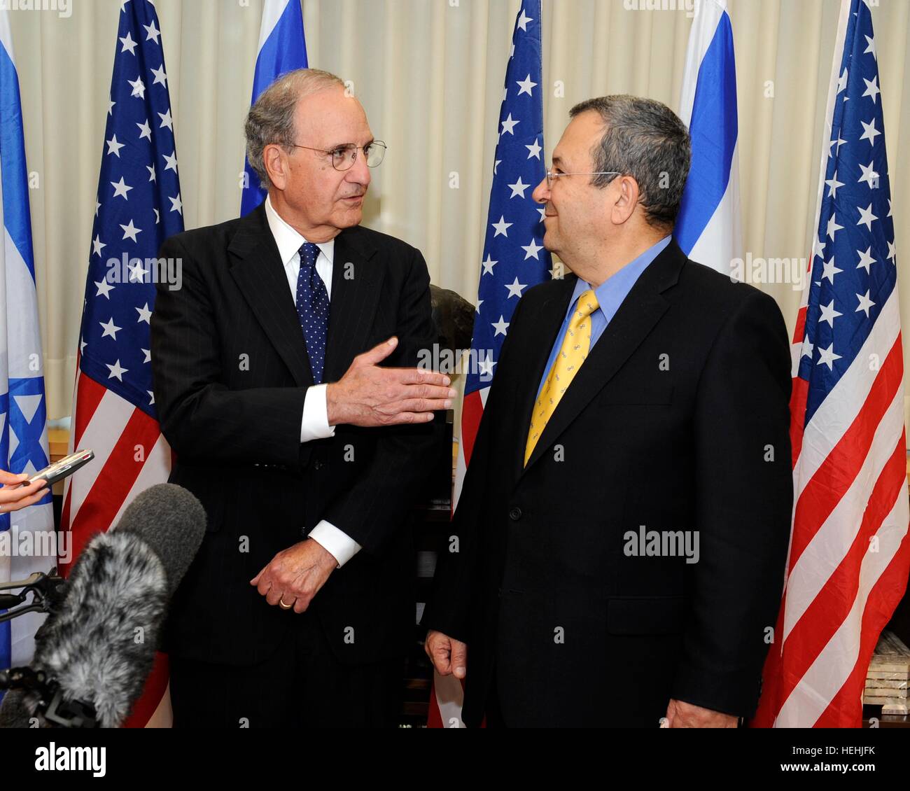 L'Envoyé spécial américain George Mitchell (à gauche) rencontre le ministre israélien de la Défense Ehud Barak, le 26 juillet 2009 à Tel Aviv, Israël. Banque D'Images L'Envoyé spécial américain George Mitchell (à gauche) rencontre le ministre israélien de la Défense Ehud Barak, le 26 juillet 2009 à Tel Aviv, Israël. Banque D'Images