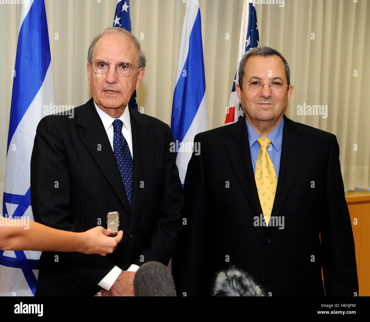L'Envoyé spécial américain George Mitchell (à gauche) rencontre le ministre israélien de la Défense Ehud Barak, le 26 juillet 2009 à Tel Aviv, Israël. Banque D'Images L'Envoyé spécial américain George Mitchell (à gauche) rencontre le ministre israélien de la Défense Ehud Barak, le 26 juillet 2009 à Tel Aviv, Israël. Banque D'Images