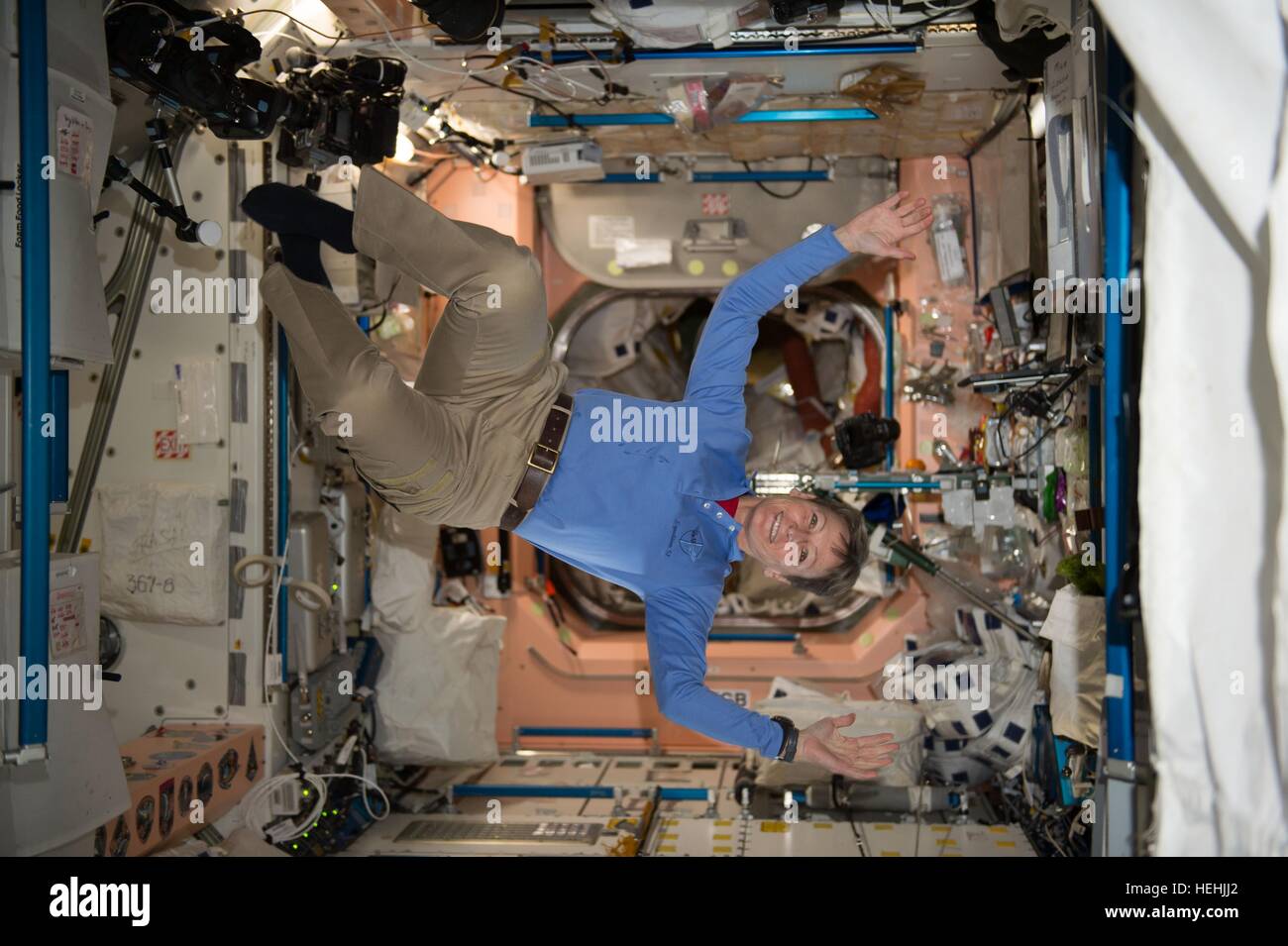 Expédition de la NASA L'astronaute américaine Peggy Whitson 51 flottent par le module Unity de la Station spatiale internationale le 28 novembre 2016 dans l'orbite de la Terre. Banque D'Images