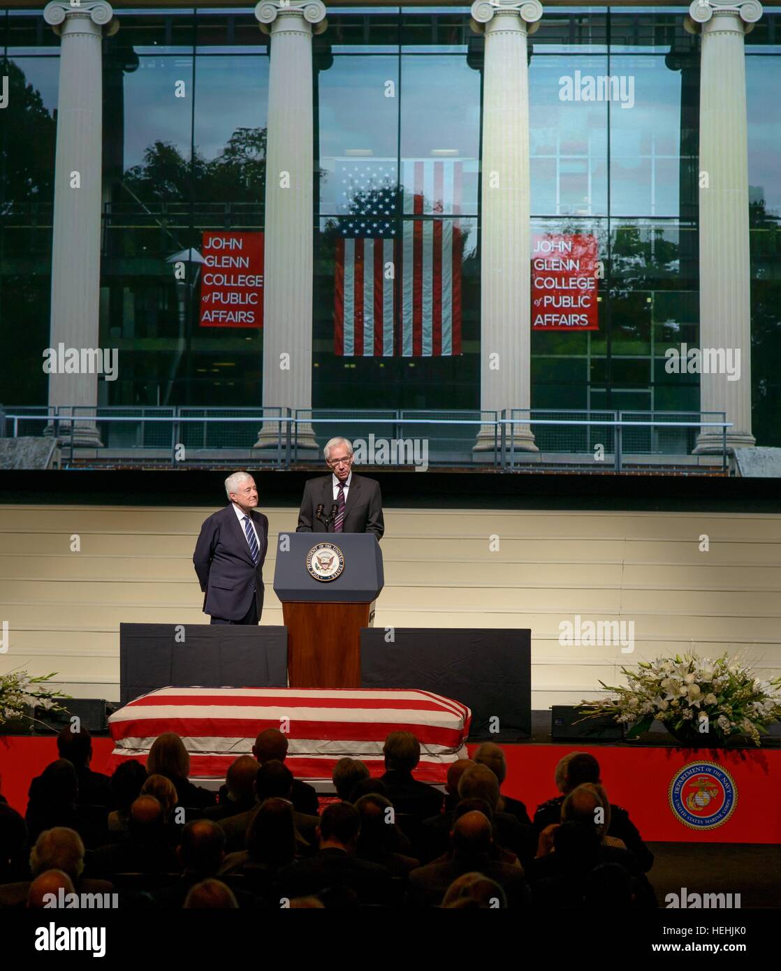 Cincinnati banquier et hotelier Louis Beck parle à un service commémoratif célébrant la vie de l'ancien astronaute de la NASA et le sénateur américain John Glenn à l'Ohio State University Auditorium Mershon 17 décembre 2016 à Columbus, Ohio. Banque D'Images