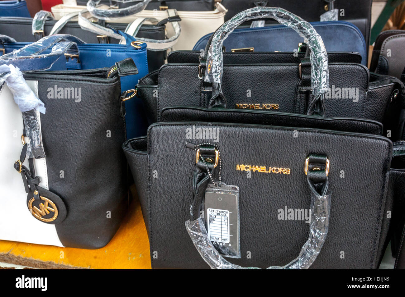 La vente de faux sacs à mains marque de renom Michael Kors, marché, Holesovice, Prague, République Tchèque Banque D'Images