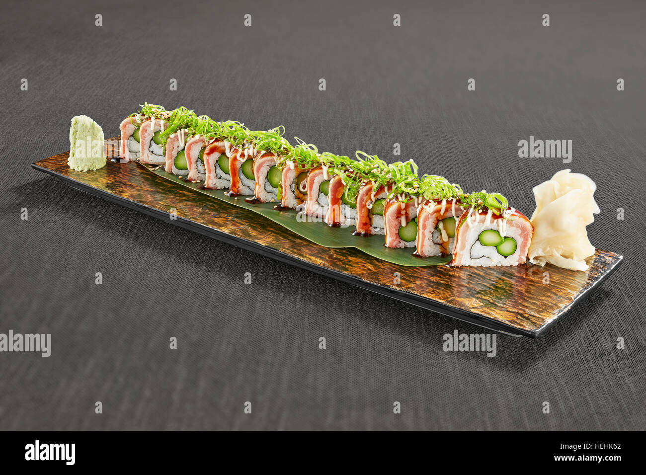 Maki Sushi Avec Et Oignon De Printemps à L'intérieur Rouleau