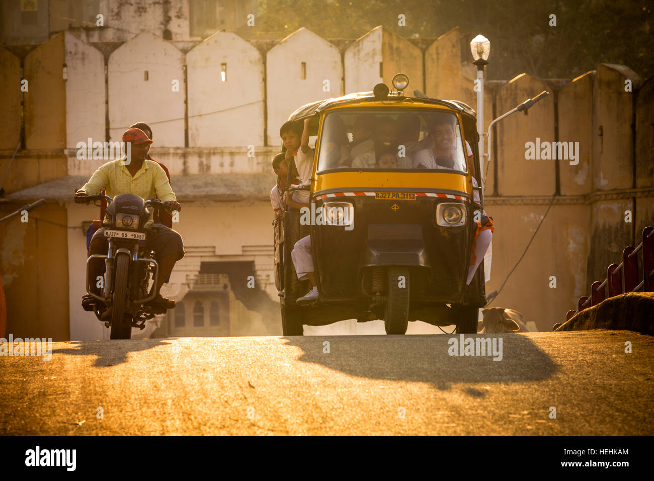 Yuk Yuk-moto et véhicule sur la route, Udiapur, Inde Banque D'Images