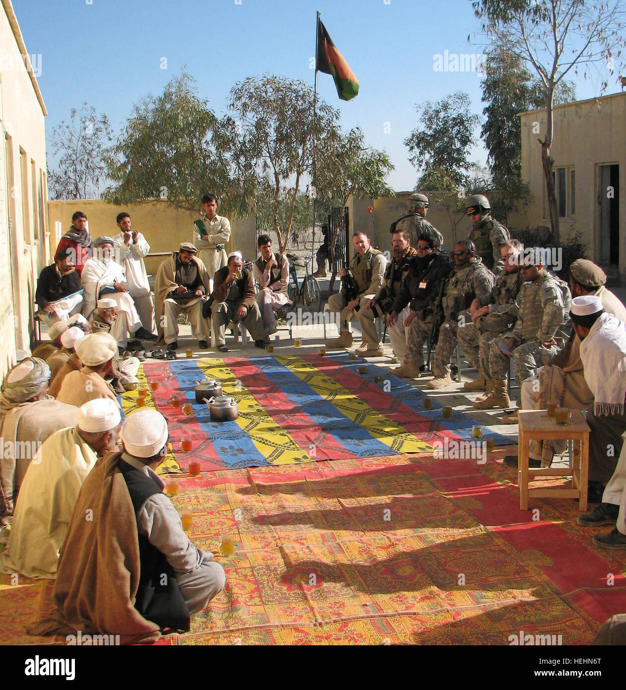 Les membres de l'Équipe provinciale de reconstruction et de Nangarhar Chaparhar rencontrez l'équipe de mentors de la police avec les anciens du village d'une école de village, district de Chaparhar Terelay, 24 décembre 2008. Les équipes se sont réunis avec les aînés afin de discuter des conditions actuelles dans le village, ainsi que distribuer des fournitures scolaires et les vêtements à l'école. Flickr - l'armée américaine - www.Army.mil (127) Banque D'Images
