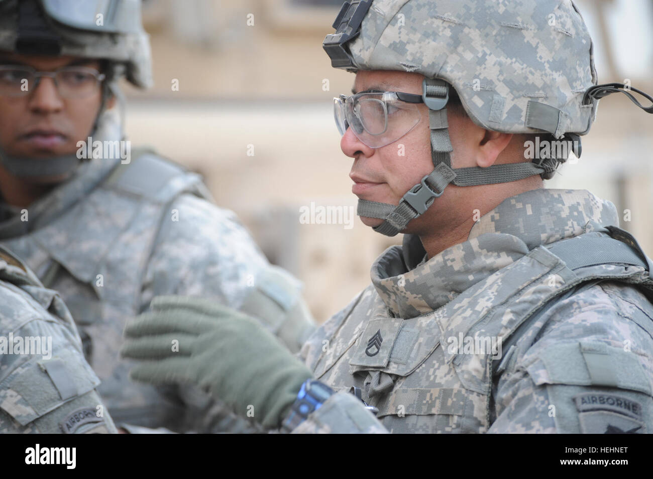 Le sergent de l'armée américaine. Joaquin Ayala d'Apple Valley, en Californie, du 315e compagnie d'opérations psychologiques, de discussions avec des soldats des troupes de cavalerie B, 5e, 73e Régiment, 3e Brigade Combat Team, 82e Division aéroportée, au cours d'un convoi d'information sur base d'opérations avancée, la loyauté, l'Beladiyat, l'est de Bagdad, l'Iraq, le 2 janvier 2009. Patrouille conjointe dans l'Est de Bagdad 142092 Banque D'Images