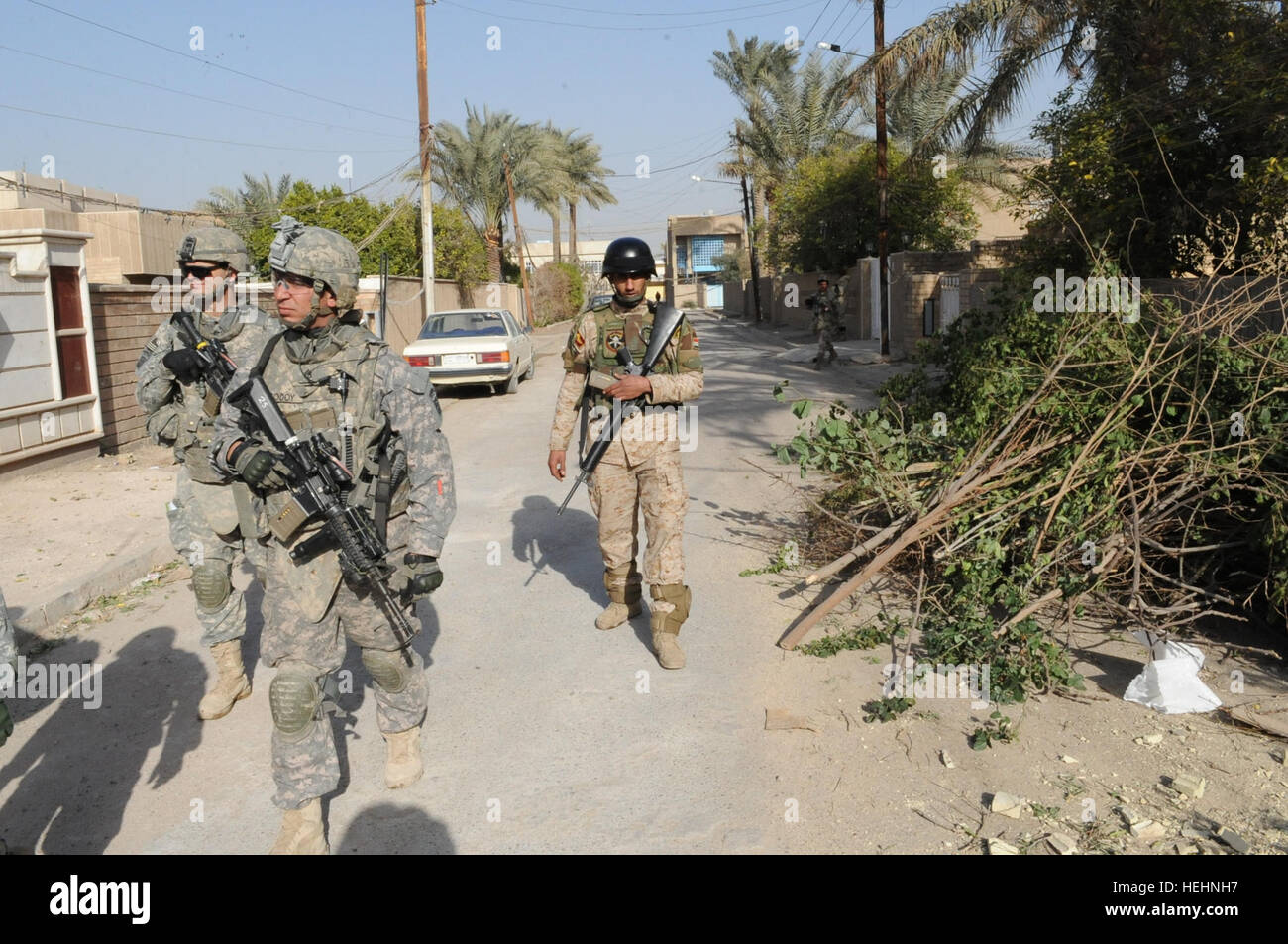 Des soldats irakiens et des soldats américains de B, 5e Troupe de Cavalerie, 73e Régiment, 3e Brigade Combat Team, 82e Division aéroportée, descendre la rue lors d'une patrouille à pied de Muhallahs 710 et 712, Muthana Zayuna, l'est de Bagdad, l'Iraq, le 2 janvier 2009. Patrouille conjointe dans l'Est de Bagdad 142153 Banque D'Images