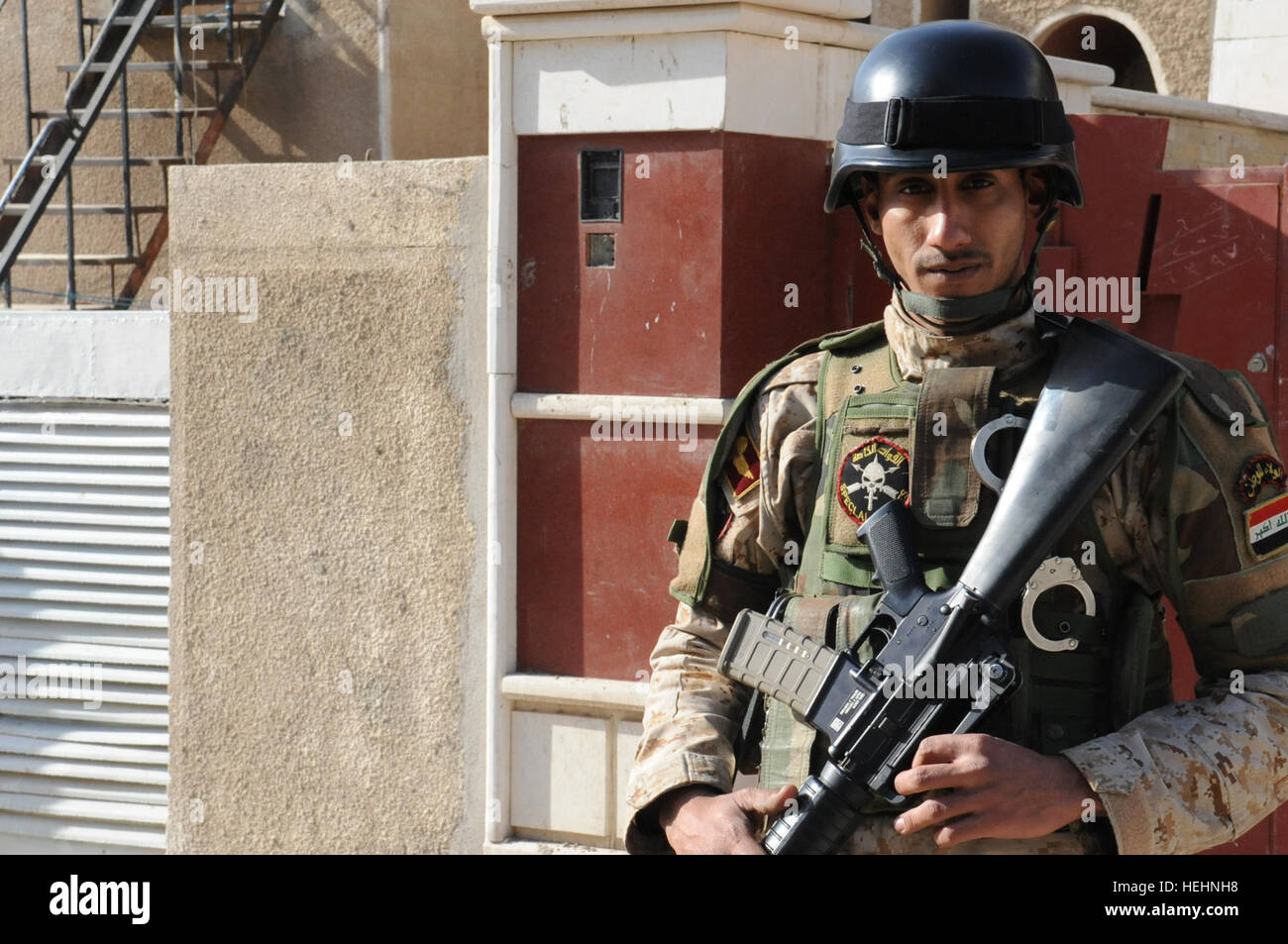 Un Irakien sous-officier de l'armée surveille ses soldats lors d'une patrouille conjointe avec des soldats américains de B, 5e Troupe de Cavalerie, 73e Régiment, 3e Brigade Combat Team, 82e Division aéroportée, dans Muthana Zayuna, l'est de Bagdad, l'Iraq, le 2 janvier 2009. Patrouille conjointe dans l'Est de Bagdad 142138 Banque D'Images